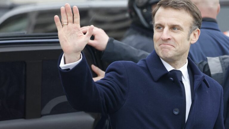 DIRECT. Paris 2024 : Emmanuel Macron visite le chantier du Grand Palais, qui accueillera …