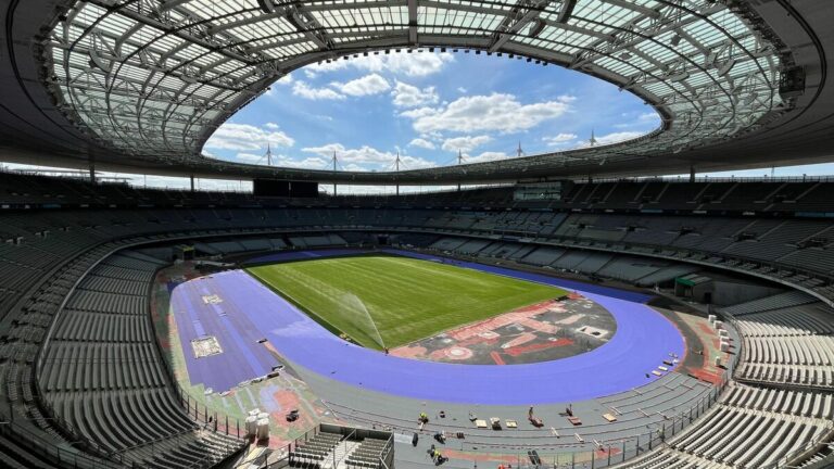 JO Paris 2024 : le Stade de France dévoile sa piste d'athlétisme violette flambant neuve