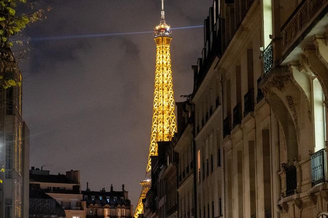 JO Paris 2024 : les cinq anneaux olympiques surmonteront bientôt la tour Eiffel