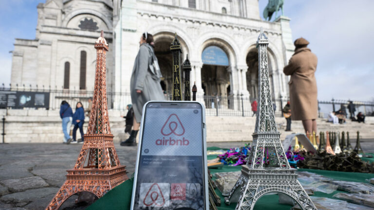 Paris 2024 : pour les JO, il y a 40 % d'annonces en plus sur Airbnb que d'habitude